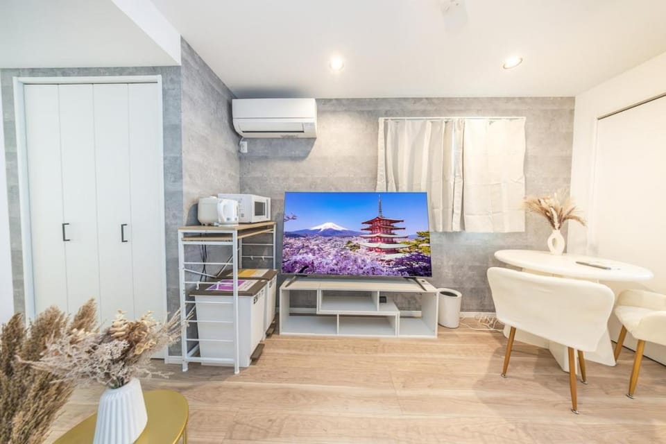 Newly built, Within walking distance of Nakameguro, 6 mins by train to Shibuya, 7 mins on foot to the station, 1 min on foot to the supermarket, Max 3 guests Apartment in Kanagawa Prefecture