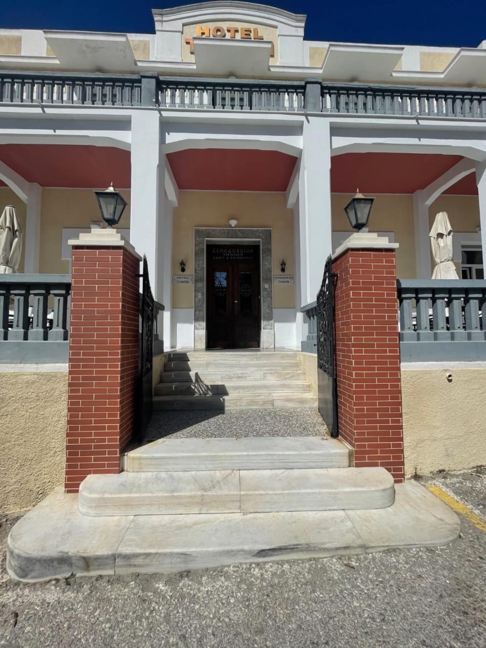 Facade/entrance, Bird's eye view