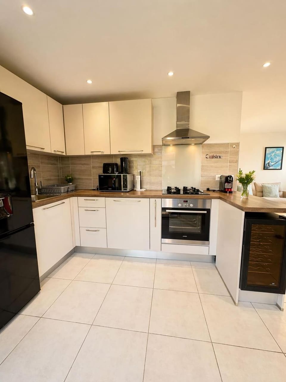 Coffee/tea facilities, Kitchen or kitchenette, dishwasher, oven, stove, toaster