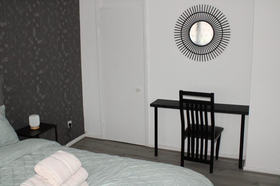 Bed, Photo of the whole room, Seating area, Bedroom, towels