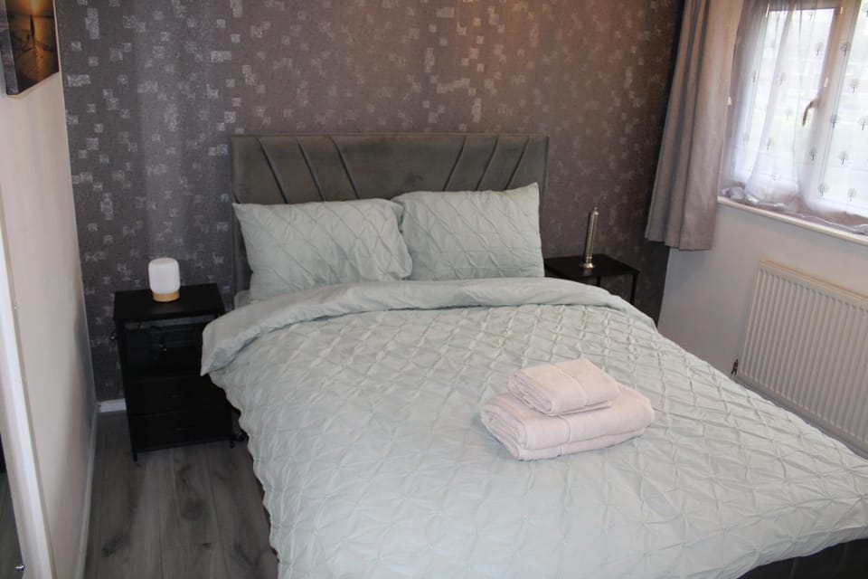 Bed, Photo of the whole room, Bedroom, towels