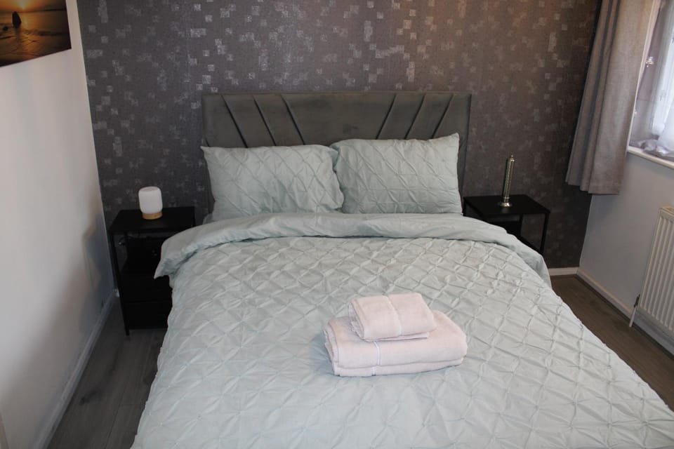 Bed, Photo of the whole room, Bedroom, towels