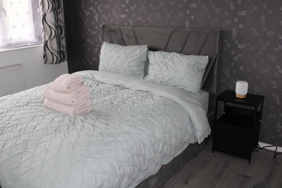 Bed, Photo of the whole room, Bedroom, towels