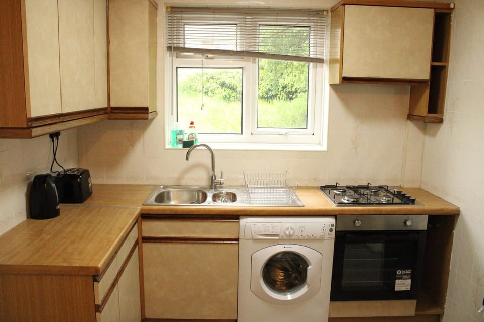 Coffee/tea facilities, Kitchen or kitchenette, stove, toaster, washing machine