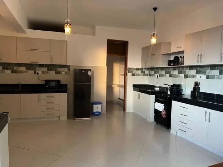 Kitchen or kitchenette, dishwasher, oven