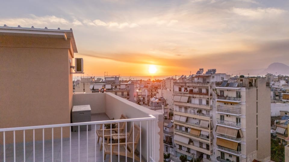 Property building, Day, Natural landscape, View (from property/room), Balcony/Terrace, City view, Sunrise, Sunset