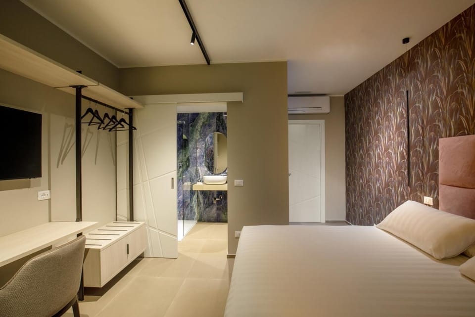 Bed, TV and multimedia, Photo of the whole room