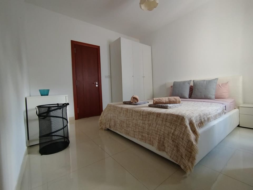 Sliema - Tigne - Modern Cozy Near Sea Front 3 bedroom Apt Apartment in Sliema