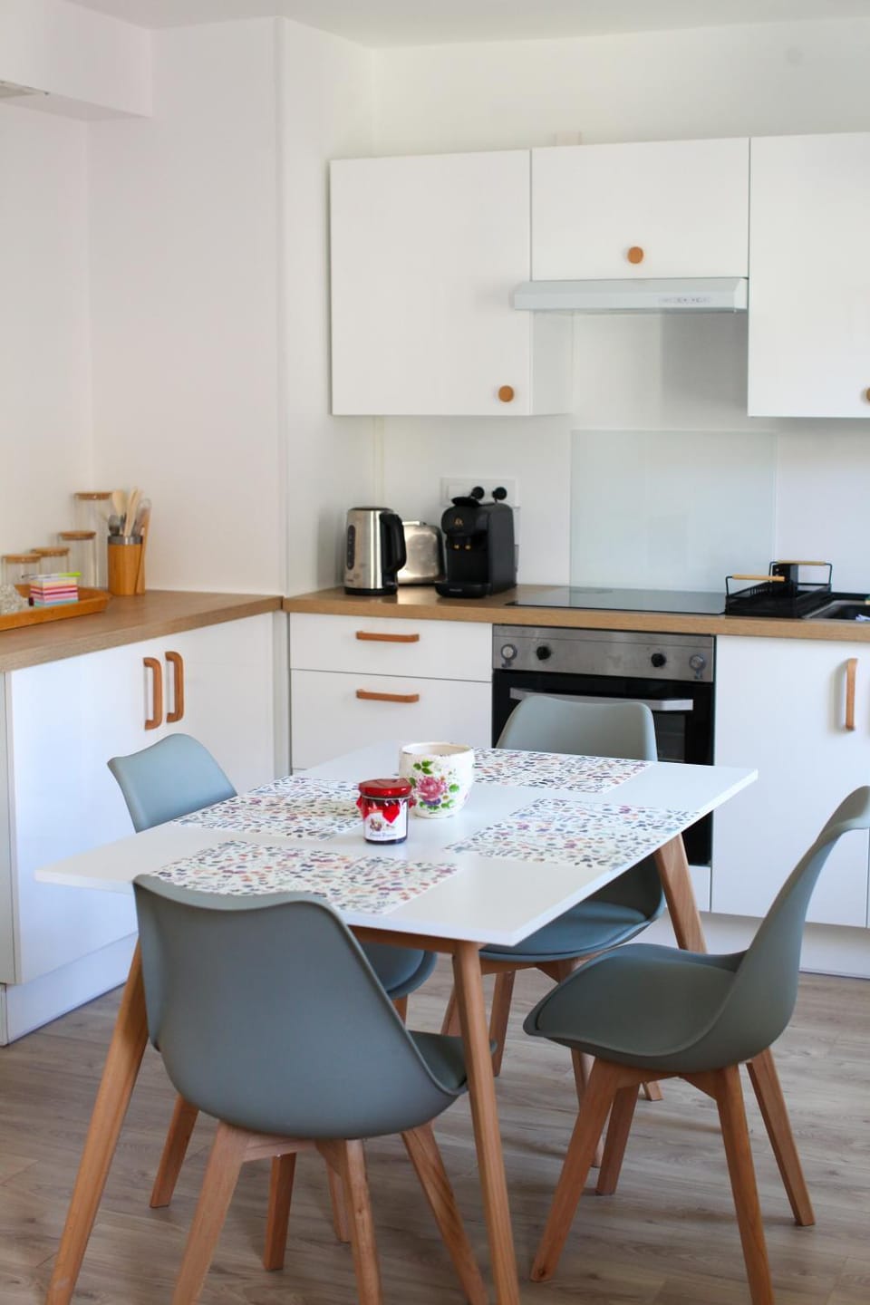 Coffee/tea facilities, Kitchen or kitchenette, Seating area, Dining area, stove, toaster