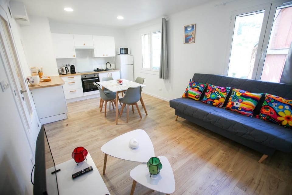 Kitchen or kitchenette, Dining area, oven, stove