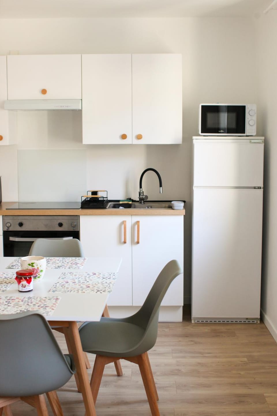 Dining area, oven, stove, toaster