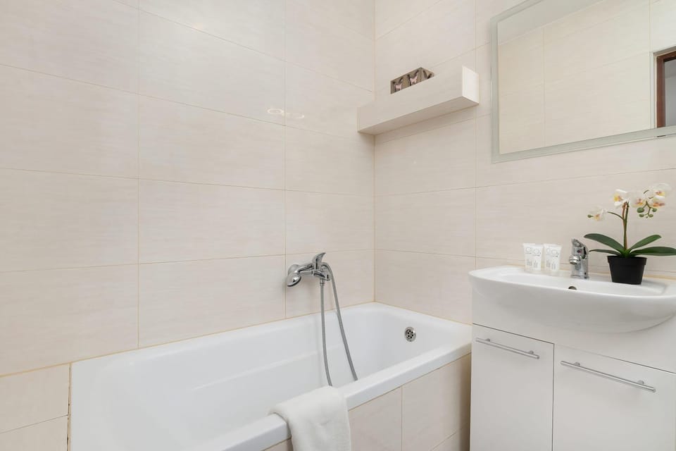 Bathroom, Bath, towels