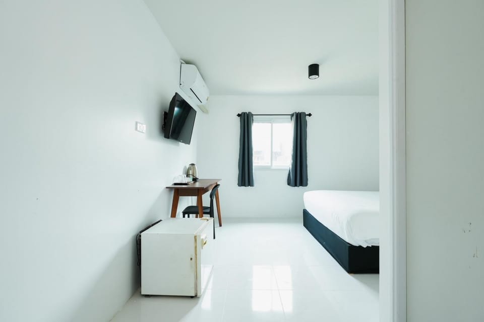 Bed, TV and multimedia, Photo of the whole room, Bedroom