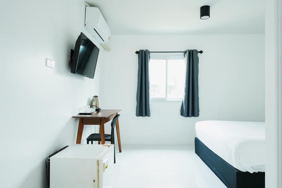 Bed, Photo of the whole room, Bedroom, air conditioner