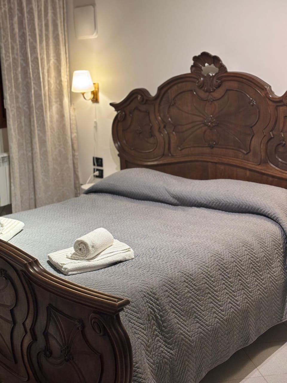 Bedroom, towels