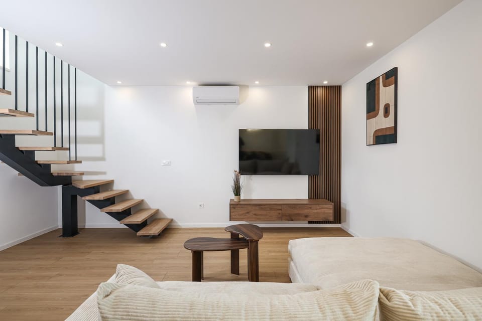 Bed, TV and multimedia, Living room, Photo of the whole room, Seating area