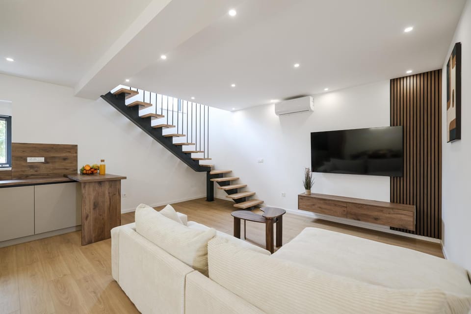 TV and multimedia, Kitchen or kitchenette, Living room, Photo of the whole room, Seating area