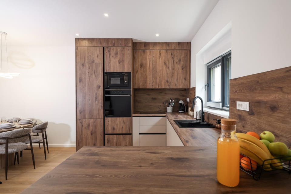 Kitchen or kitchenette, Dining area, minibar, oven, stove