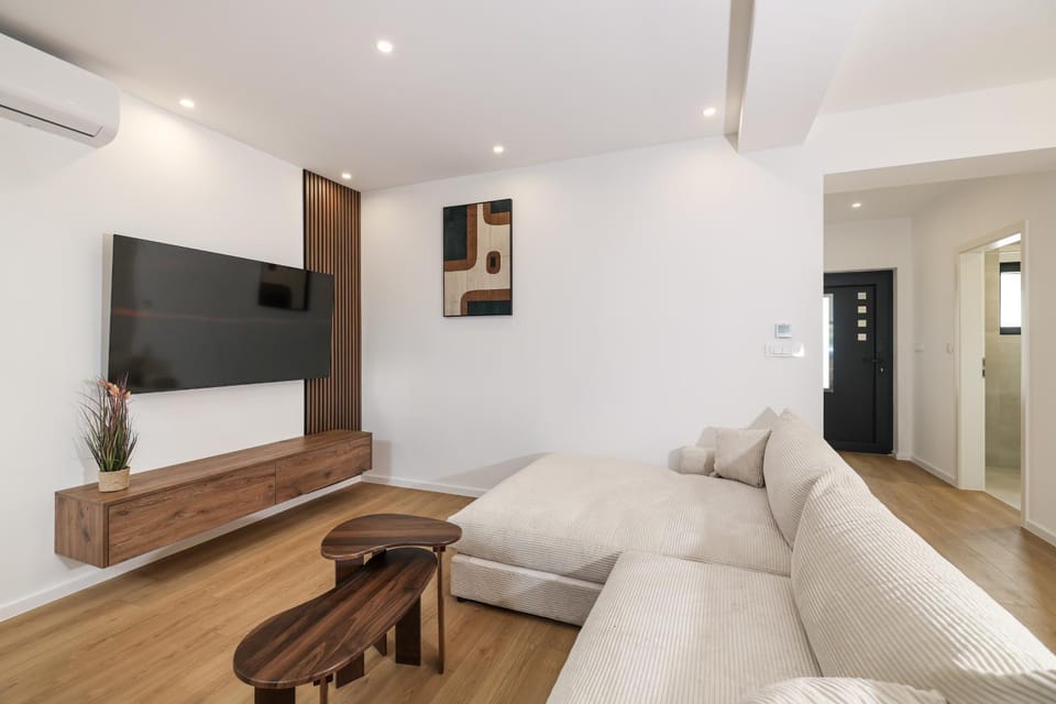 Communal lounge/ TV room, TV and multimedia, Living room, Seating area, air conditioner