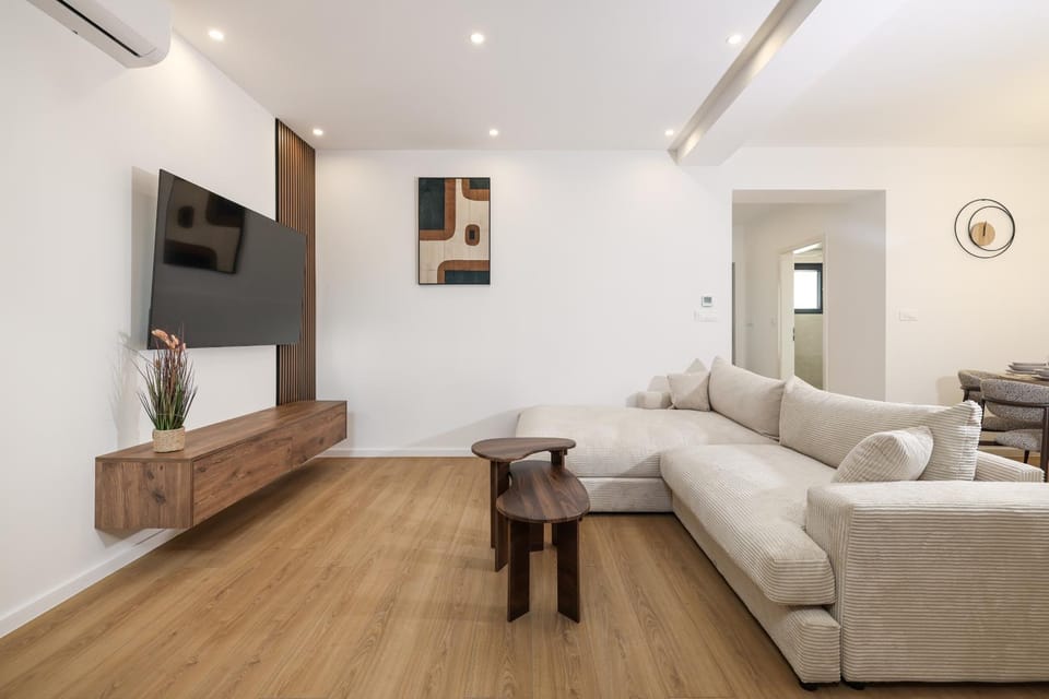 Communal lounge/ TV room, TV and multimedia, Living room, Seating area, air conditioner