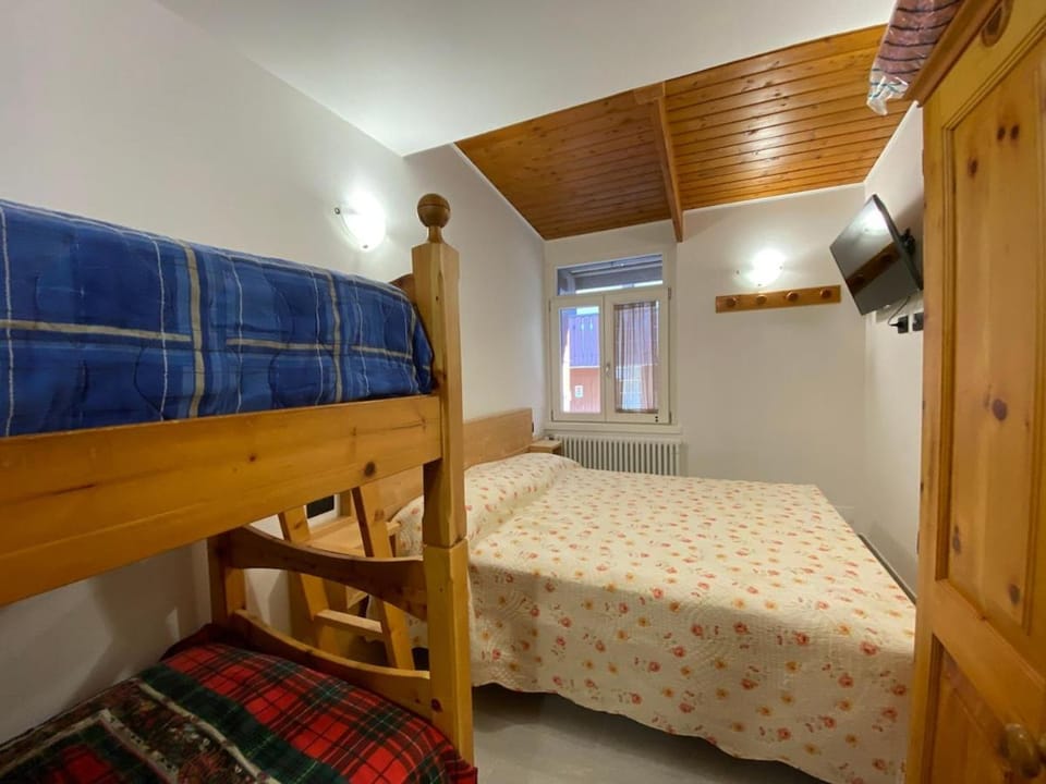 Bedroom, bunk bed