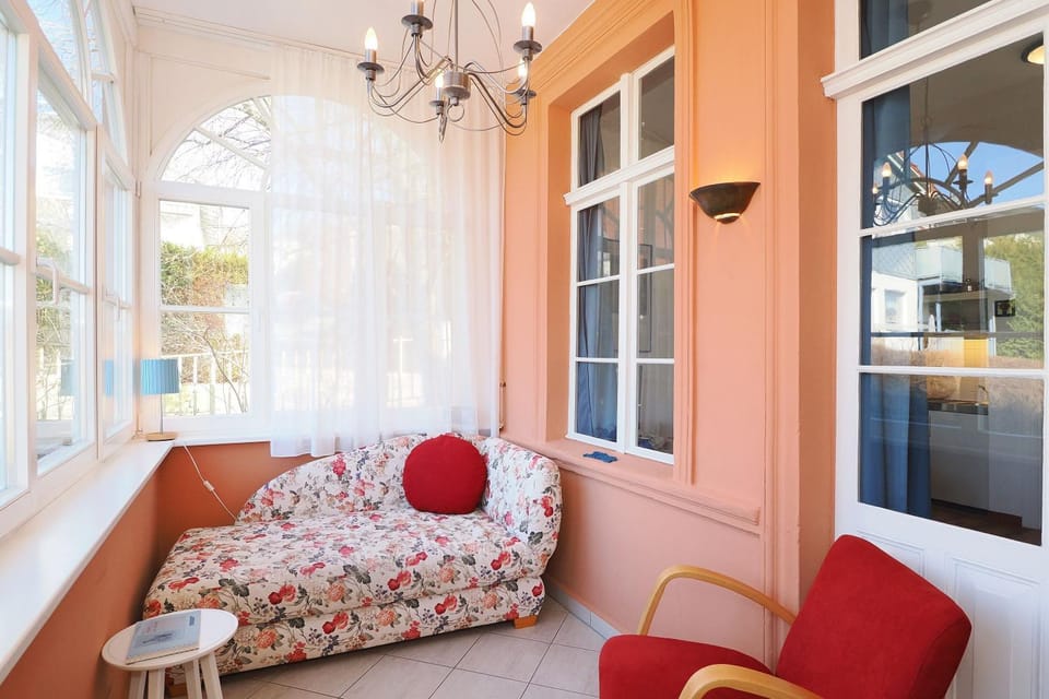 Photo of the whole room, Seating area
