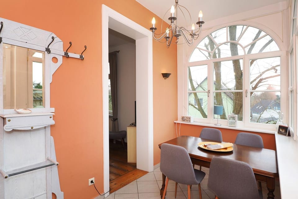 Seating area, Dining area