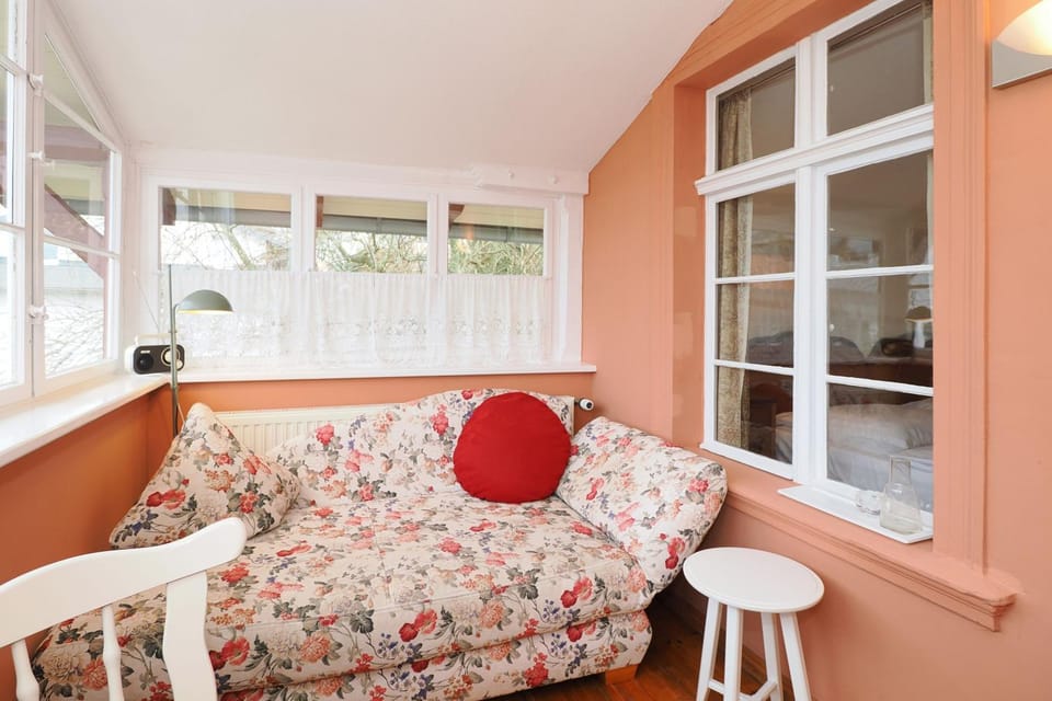Photo of the whole room, Seating area