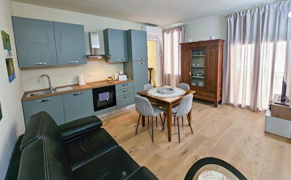 Kitchen or kitchenette, Living room, Seating area, Dining area, oven, pet friendly, stove
