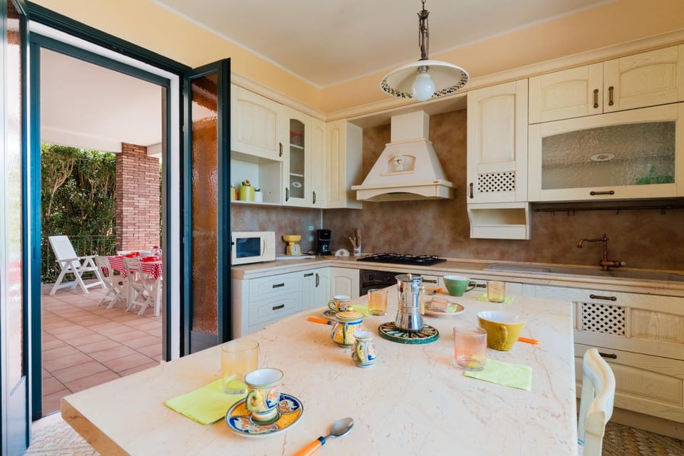 Property building, Kitchen or kitchenette, Living room