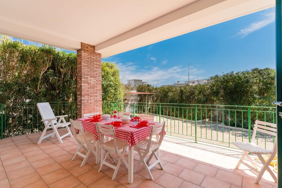 Property building, Balcony/Terrace, Living room