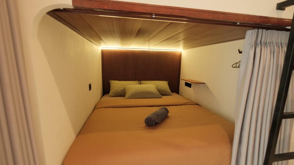 Bed, bunk bed