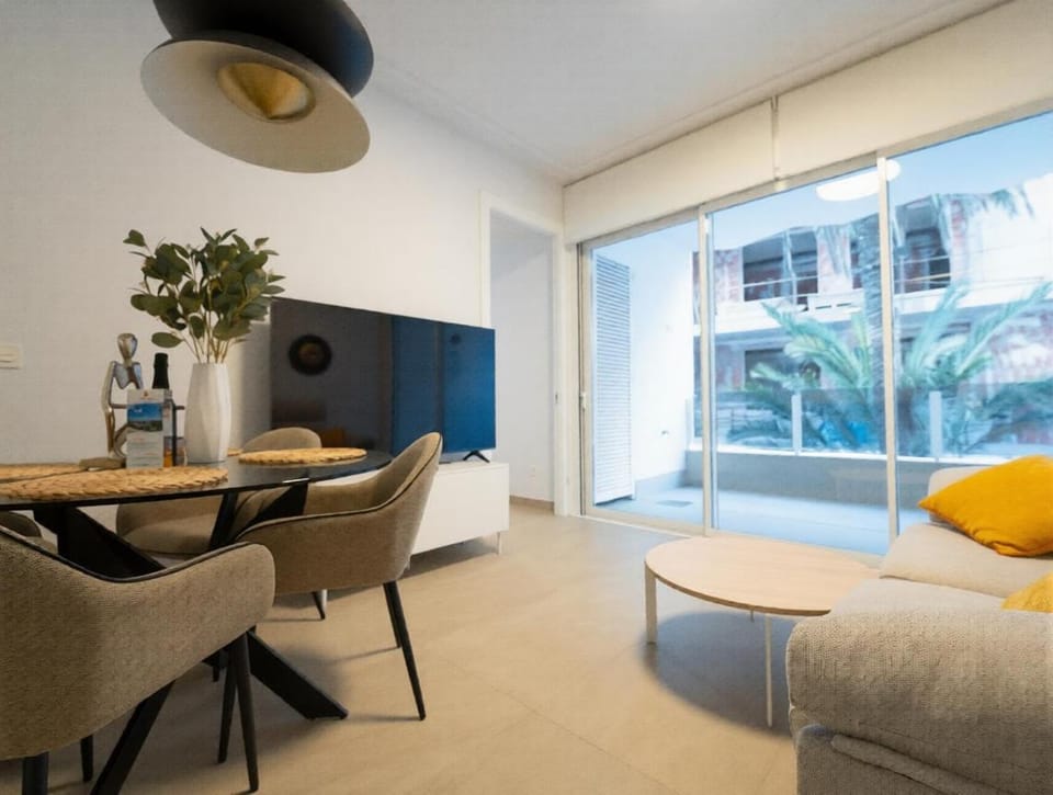 TV and multimedia, Balcony/Terrace, Living room, Seating area, Dining area