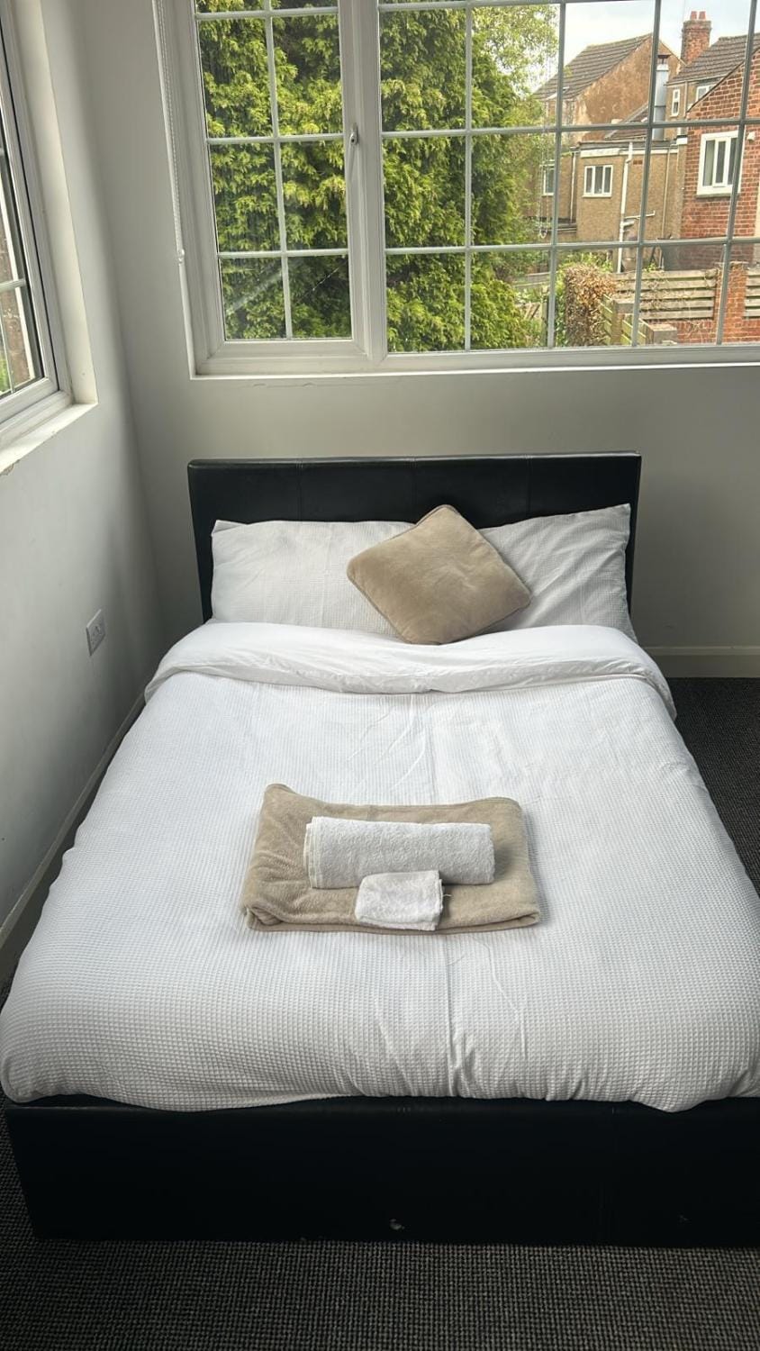 6 bedroom Group Modern House with WI-FI House in Coventry