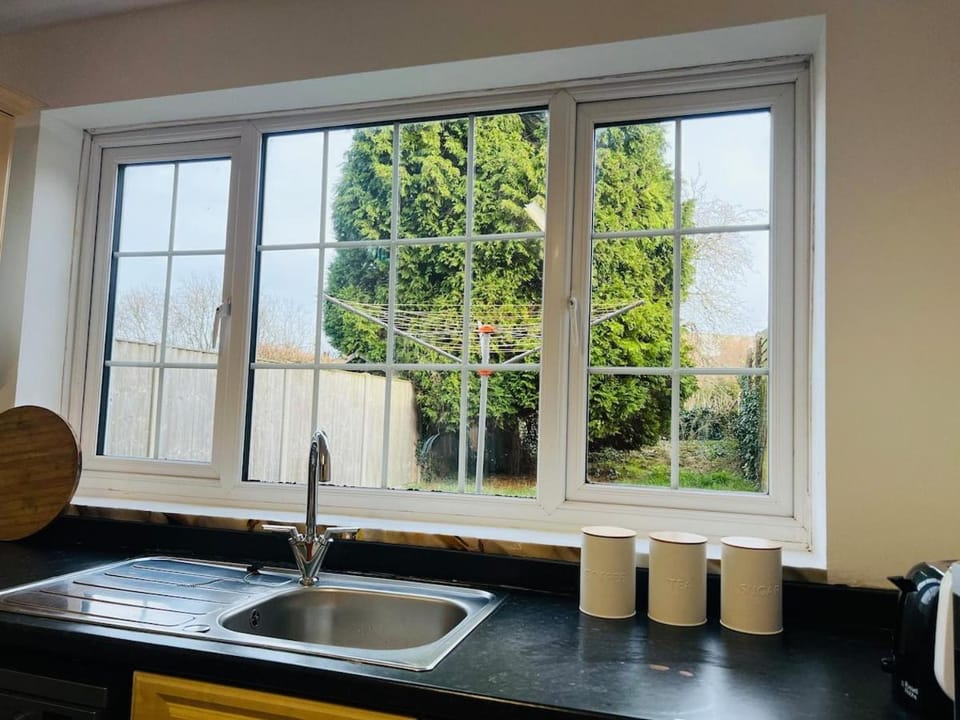 6 bedroom Group Modern House with WI-FI House in Coventry
