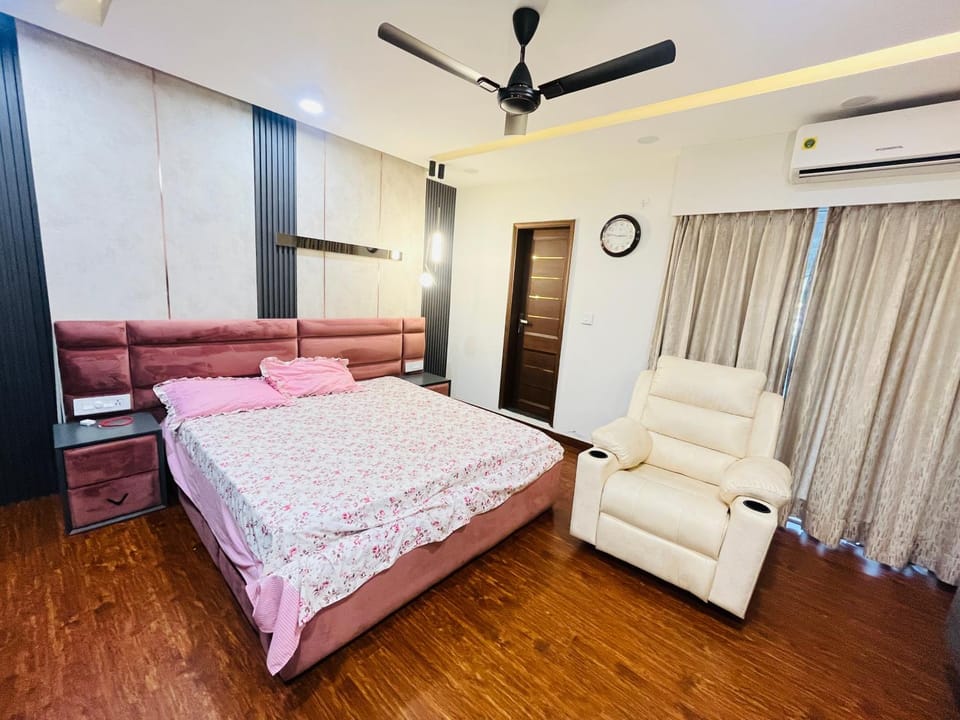 Bed, Photo of the whole room, Seating area, Bedroom, wardrobe, air conditioner