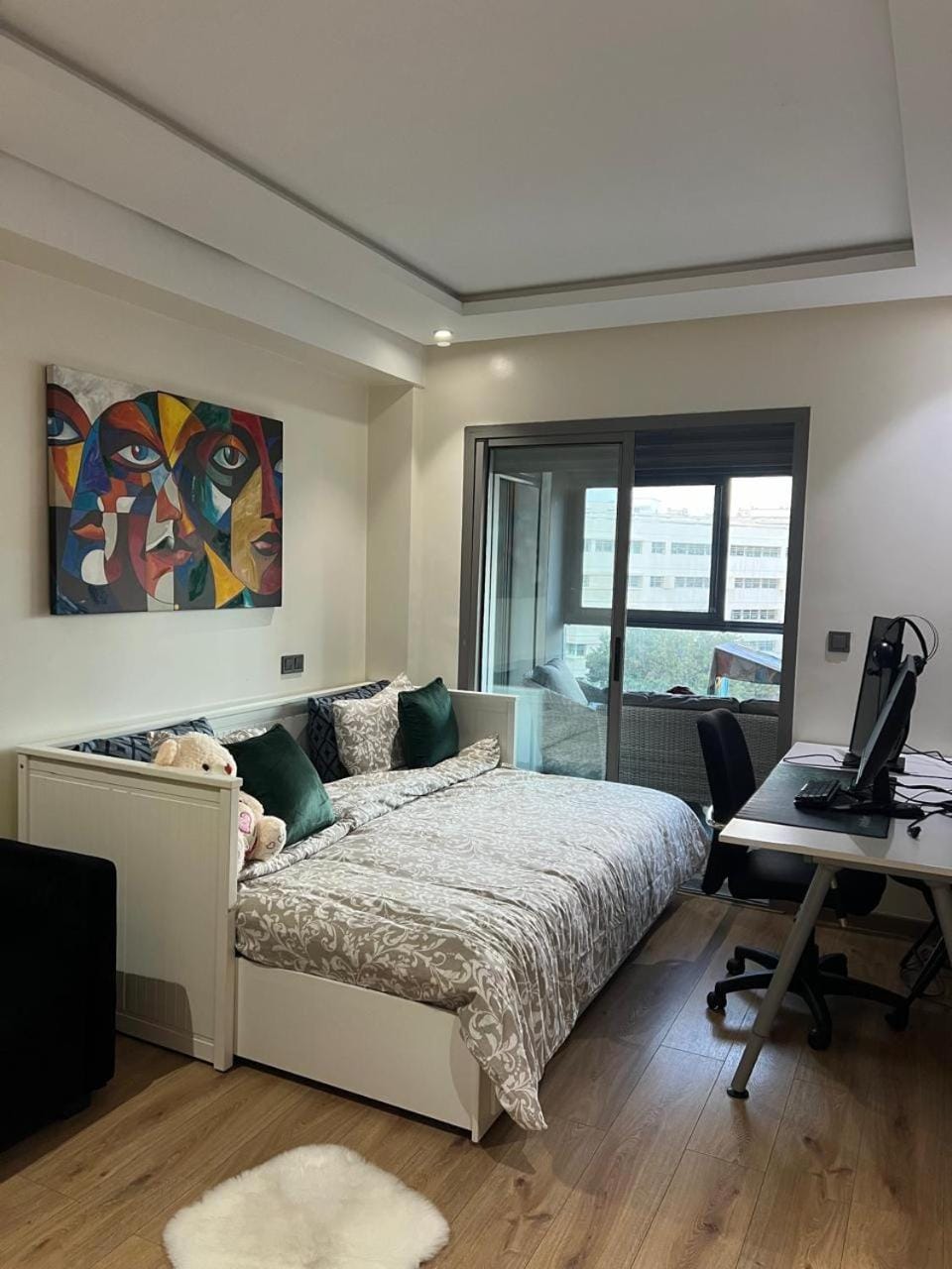 Bed, TV and multimedia, Living room, Photo of the whole room, Seating area, Bedroom, hair dresser