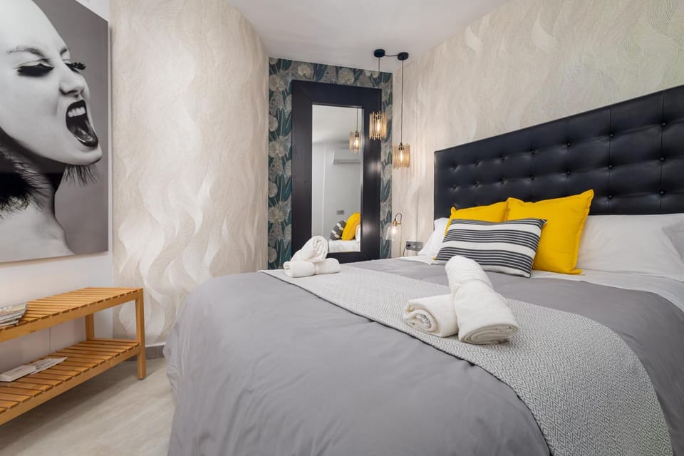 Bed, Bedroom, towels