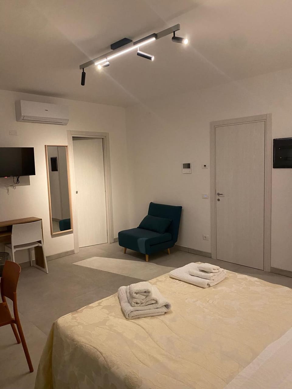 Bed, TV and multimedia, Photo of the whole room, Bedroom