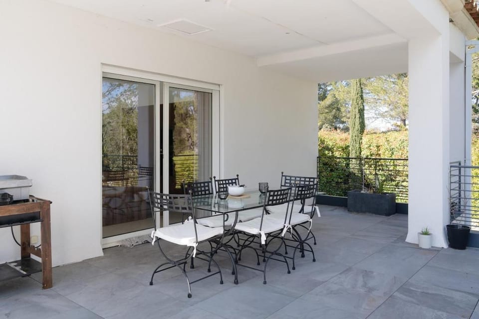 Contemporary Villa in Provence with pool, ideal for 6 Guests Villa in Cabriès