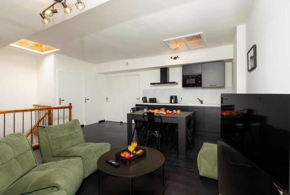 TV and multimedia, Kitchen or kitchenette, Living room, Dining area, stove, toaster