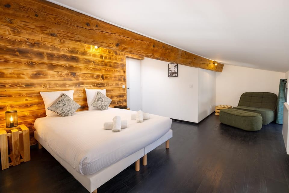 Bed, Photo of the whole room, Bedroom, towels