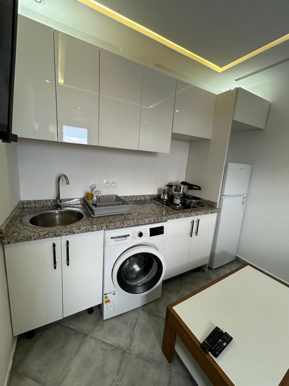 Coffee/tea facilities, Kitchen or kitchenette, stove, washing machine
