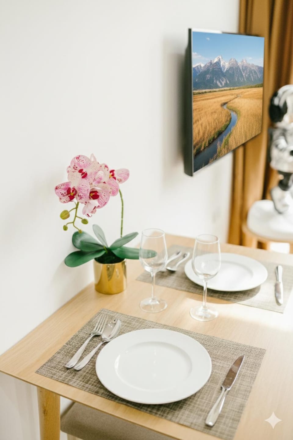 Living room, Decorative detail, Dining area