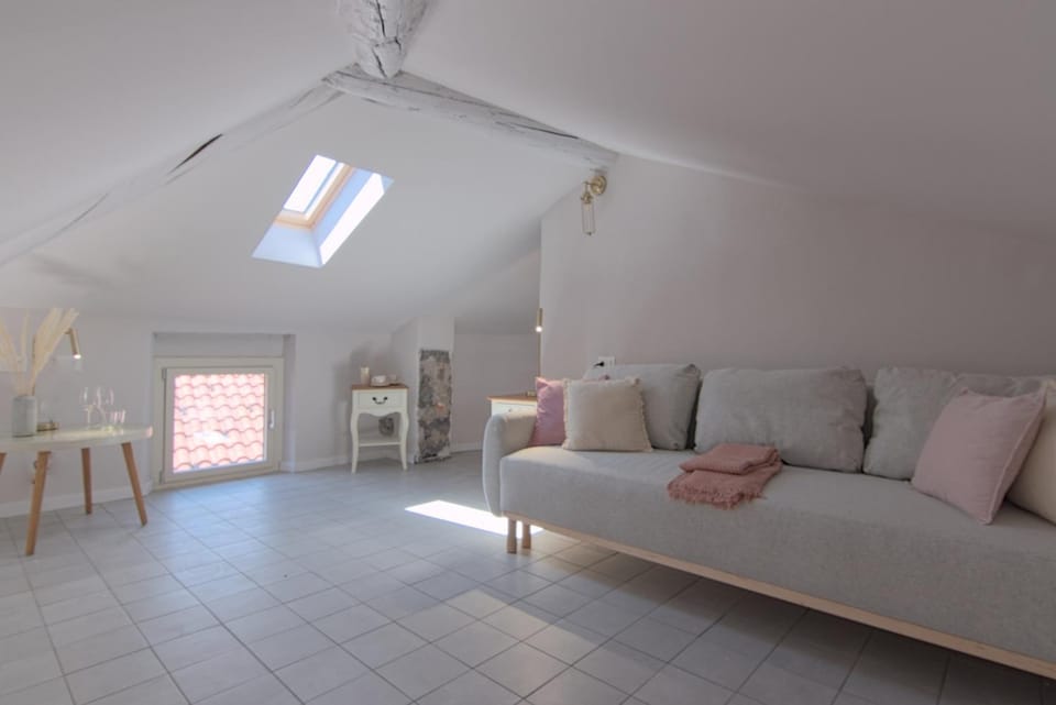 Lake Como 2 min - Modern Suites at 1 min to Station - Wifi, AC Vacation rental in Mandello del Lario