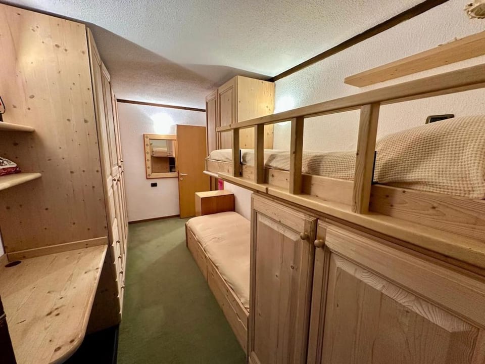 Bedroom, bunk bed