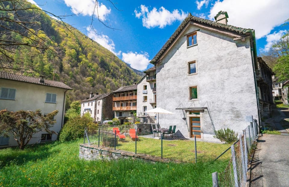 Property building, Spring, Day, Natural landscape, Garden, Garden, Garden view, Mountain view