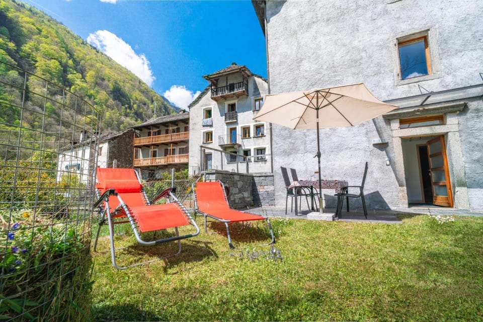 Property building, Spring, Day, Natural landscape, Garden, Garden, Garden view, Mountain view, sunbed