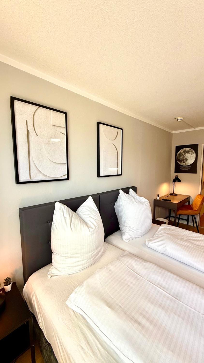 Bed, Photo of the whole room, Seating area