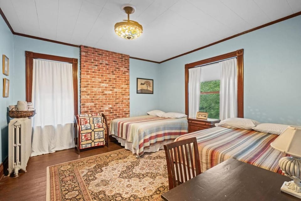 Omas Haus, Walk to Main Street House in Saint Charles